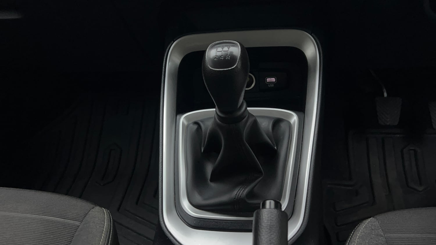 Used 2024 Kia Sonet HTK Plus 1.2 Petrol MT Petrol Manual interior GEAR  KNOB VIEW