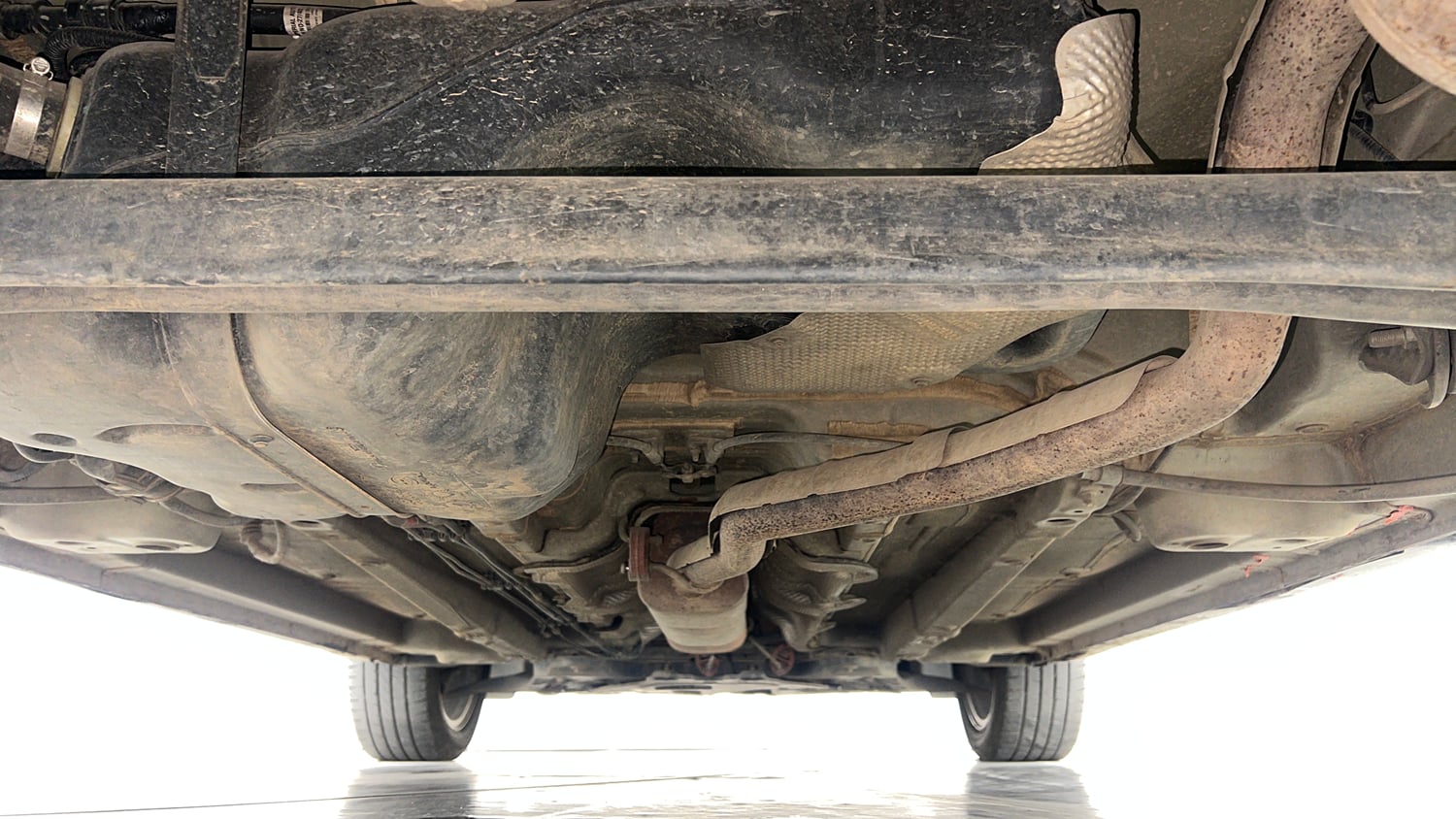 Used 2019 Mahindra XUV 300 1.2 W8 (O) Petrol Manual extra REAR UNDERBODY VIEW (TAKEN FROM REAR)