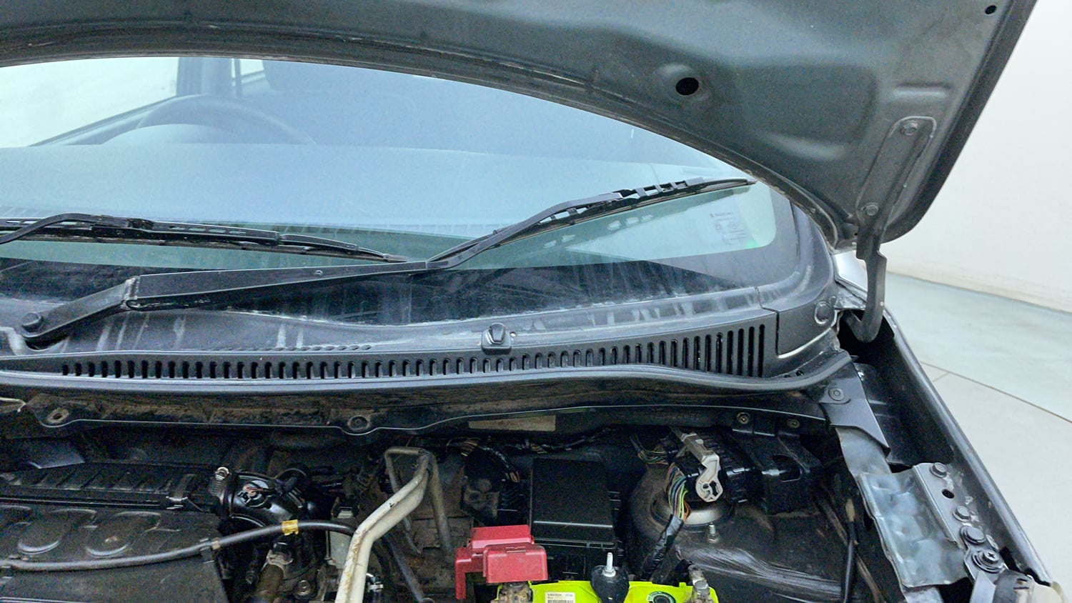 Used 2012 Maruti Suzuki Wagon R 1.0 VXi Petrol Manual engine ENGINE LEFT SIDE HINGE & APRON VIEW