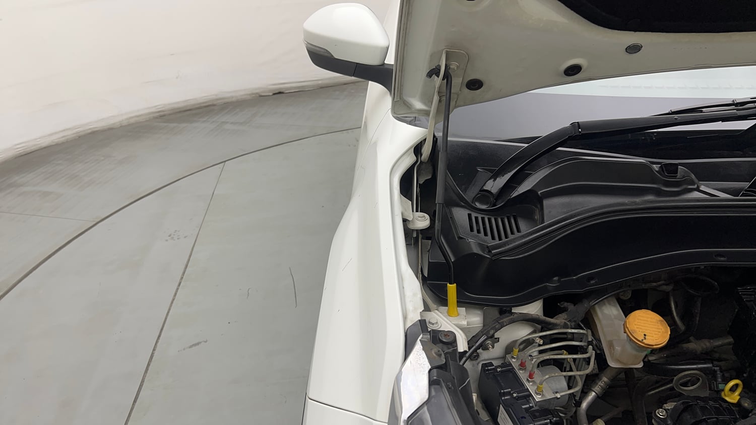 Used 2022 Tata Punch Accomplished Dazzle Pack MT Petrol Manual engine ENGINE RIGHT SIDE HINGE & APRON VIEW
