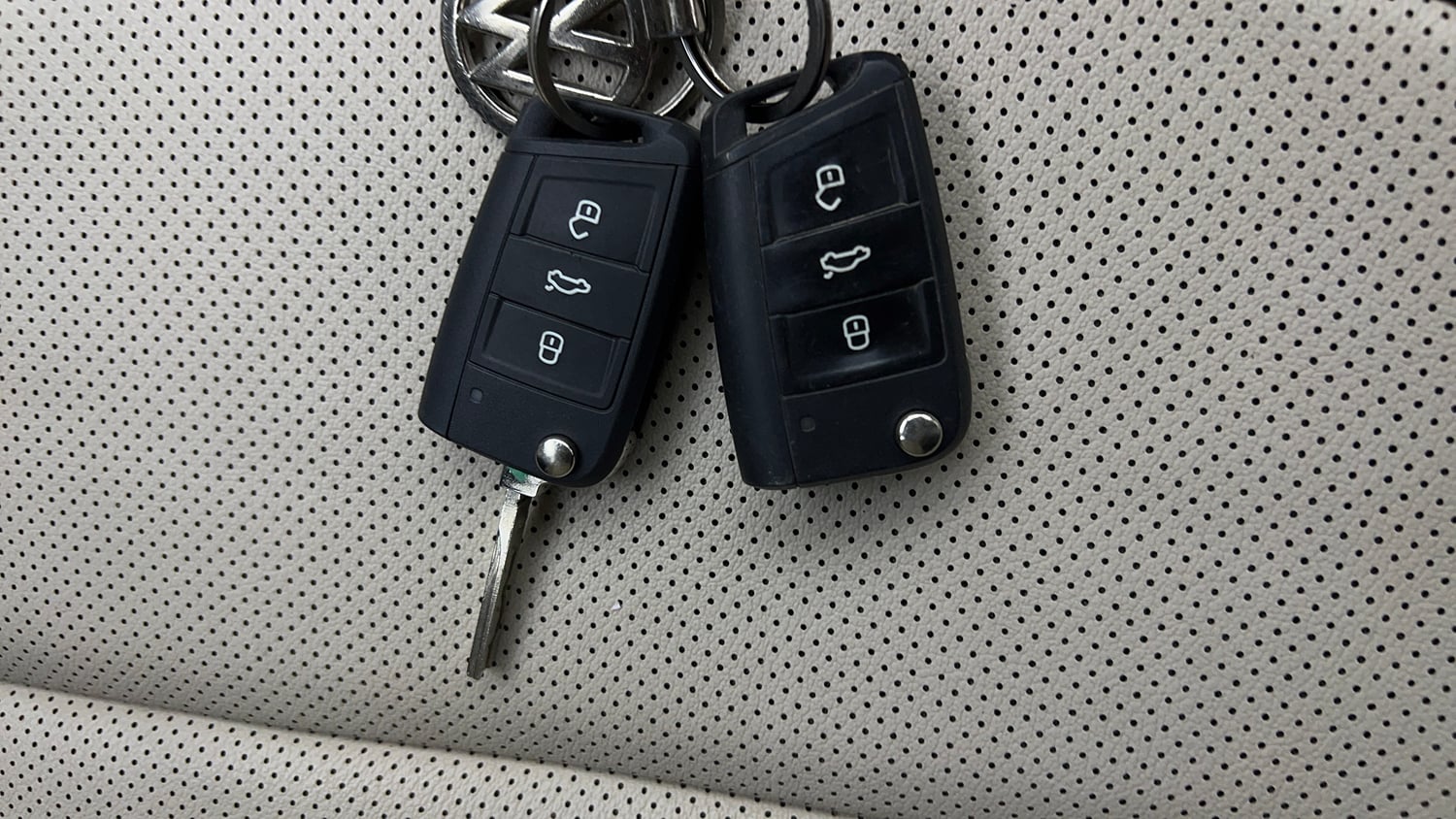 Used 2025 Volkswagen Virtus Topline 1.0 TSI AT Petrol Automatic extra CAR KEY VIEW