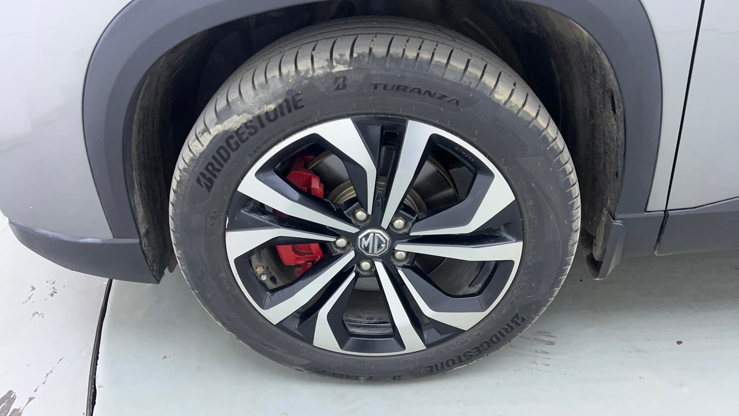 Used 2023 MG Motors Hector Plus Savvy Pro 1.5 Turbo Petrol CVT 7 STR Petrol Automatic tyres LEFT FRONT TYRE RIM VIEW