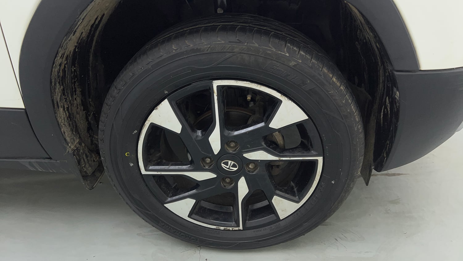 Used 2022 Tata Punch Accomplished Dazzle Pack MT Petrol Manual tyres RIGHT FRONT TYRE RIM VIEW