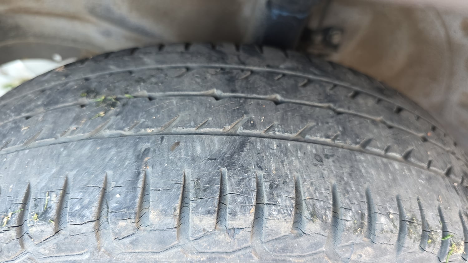Used 2017 Maruti Suzuki Wagon R 1.0 VXI AMT Petrol Automatic tyres LEFT FRONT TYRE TREAD VIEW