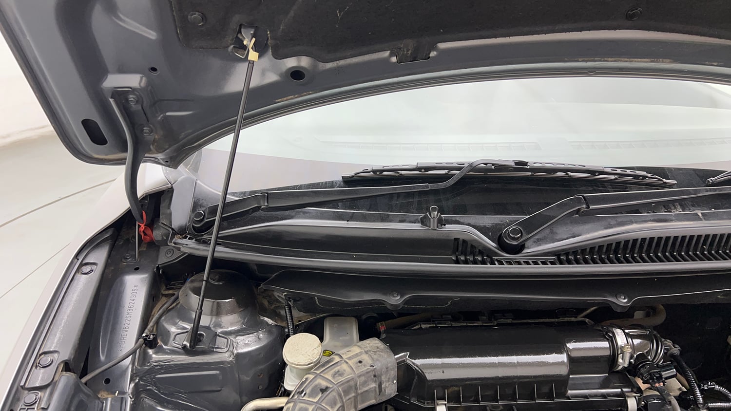 Used 2021 Maruti Suzuki Baleno Sigma Petrol Manual engine ENGINE RIGHT SIDE HINGE & APRON VIEW