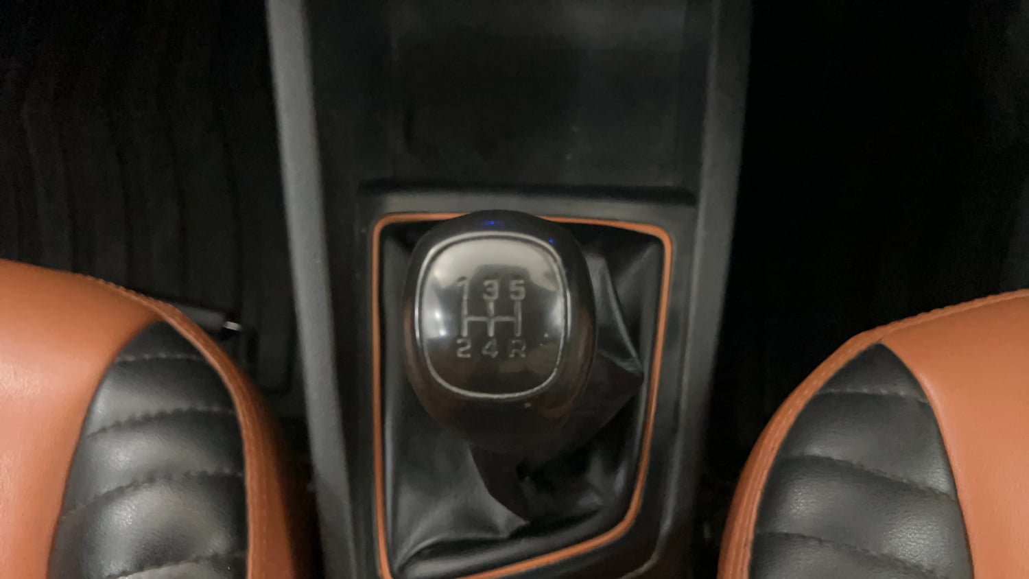 Used 2017 Hyundai Elite i20 Asta 1.2 Dual Tone Petrol Manual interior GEAR  KNOB VIEW