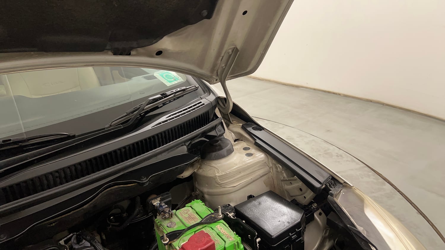 Used 2015 Maruti Suzuki Ciaz VXi+ Petrol Manual engine ENGINE LEFT SIDE HINGE & APRON VIEW