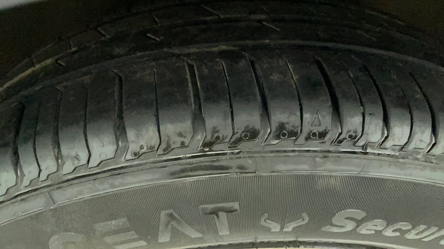 Used 2017 Volkswagen Polo Comfortline 1.2L (P) Petrol Manual tyres LEFT FRONT TYRE TREAD VIEW