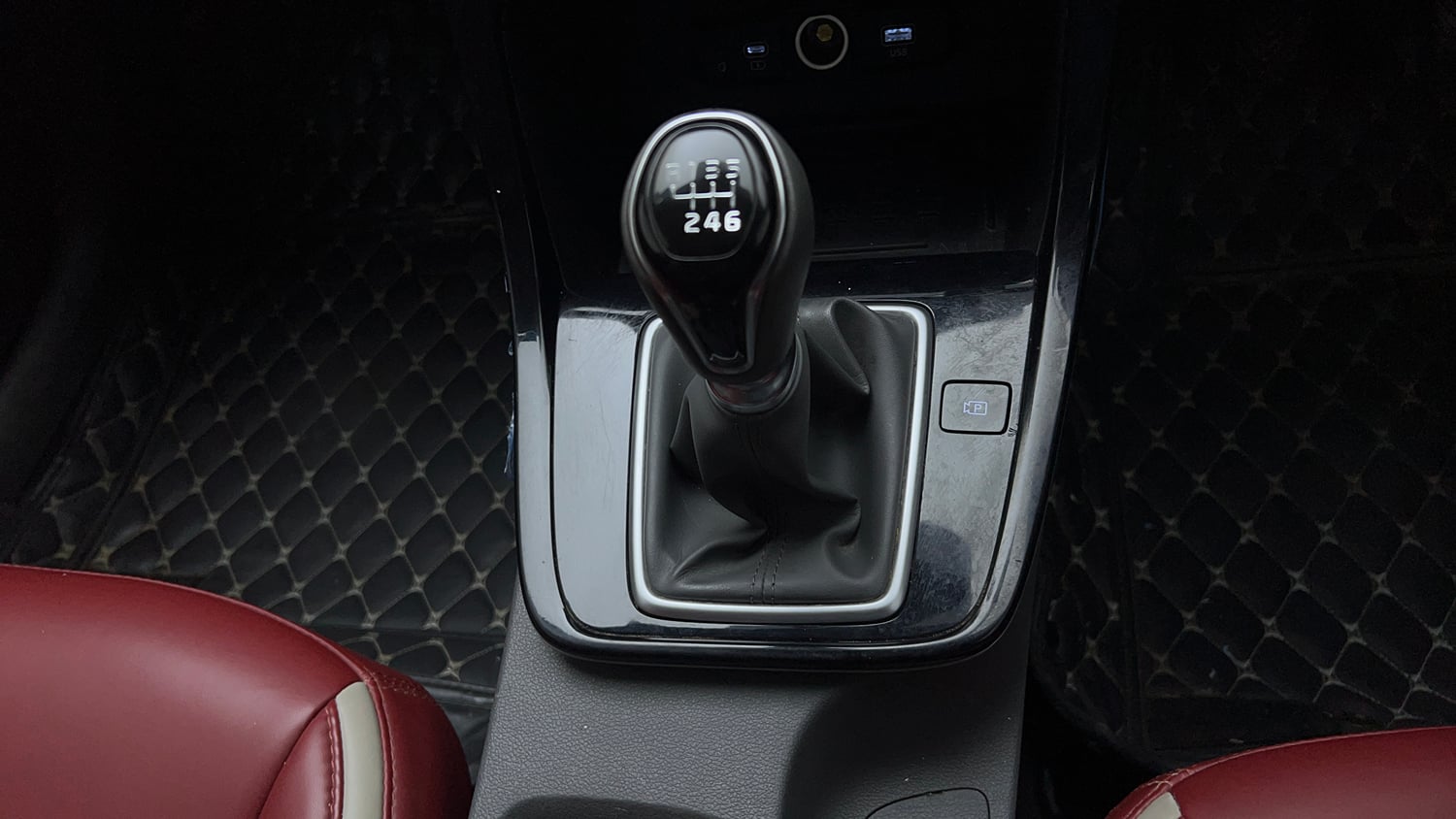 Used 2024 Hyundai Creta 1.5 MPi Petrol MT SX Petrol Manual interior GEAR  KNOB VIEW