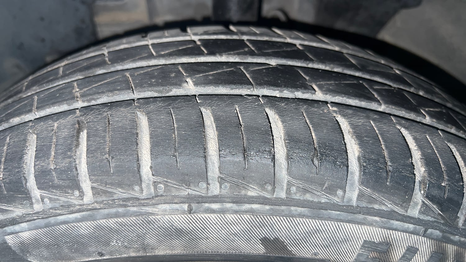 Used 2023 Renault Kwid RXT 1.0 Petrol Manual tyres LEFT FRONT TYRE TREAD VIEW