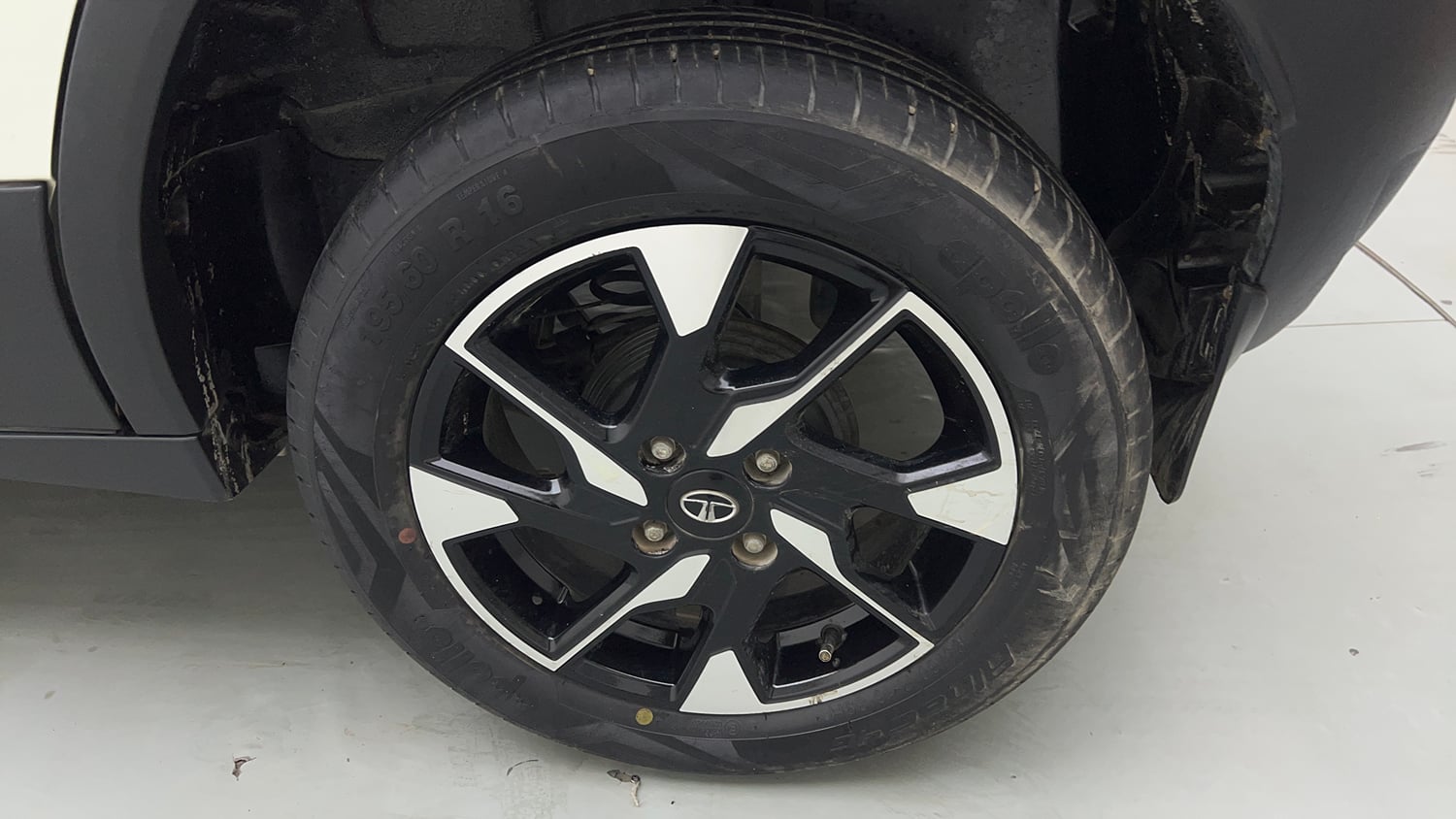 Used 2022 Tata Punch Accomplished Dazzle Pack MT Petrol Manual tyres LEFT REAR TYRE RIM VIEW