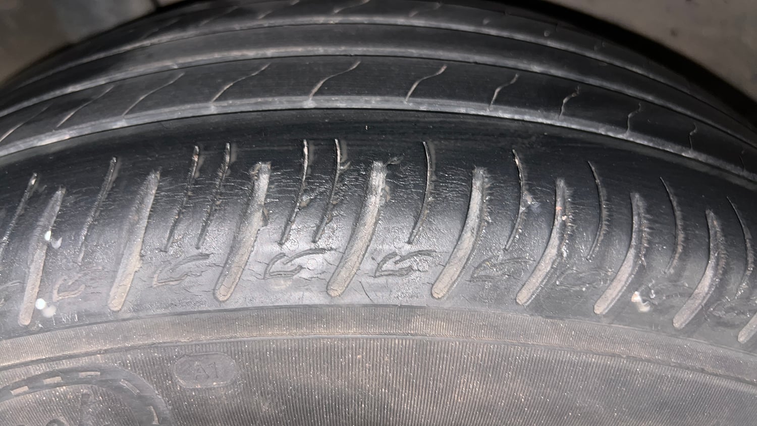 Used 2022 Hyundai Venue SX 1.5 CRDi Diesel Manual tyres RIGHT REAR TYRE TREAD VIEW