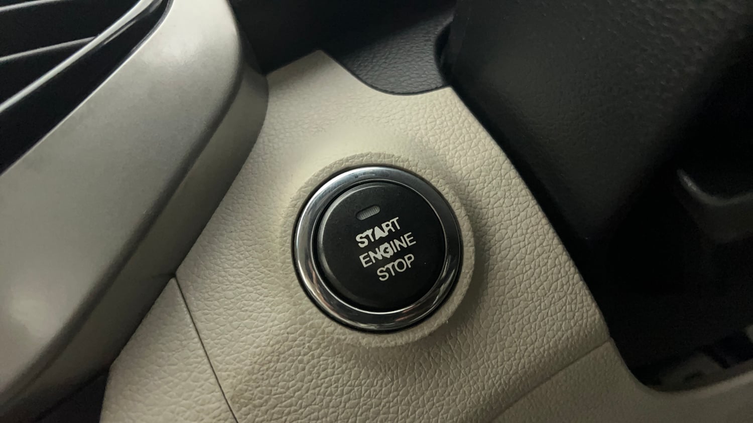 Used 2019 Mahindra XUV 300 1.2 W8 (O) Petrol Manual top_features Keyless start