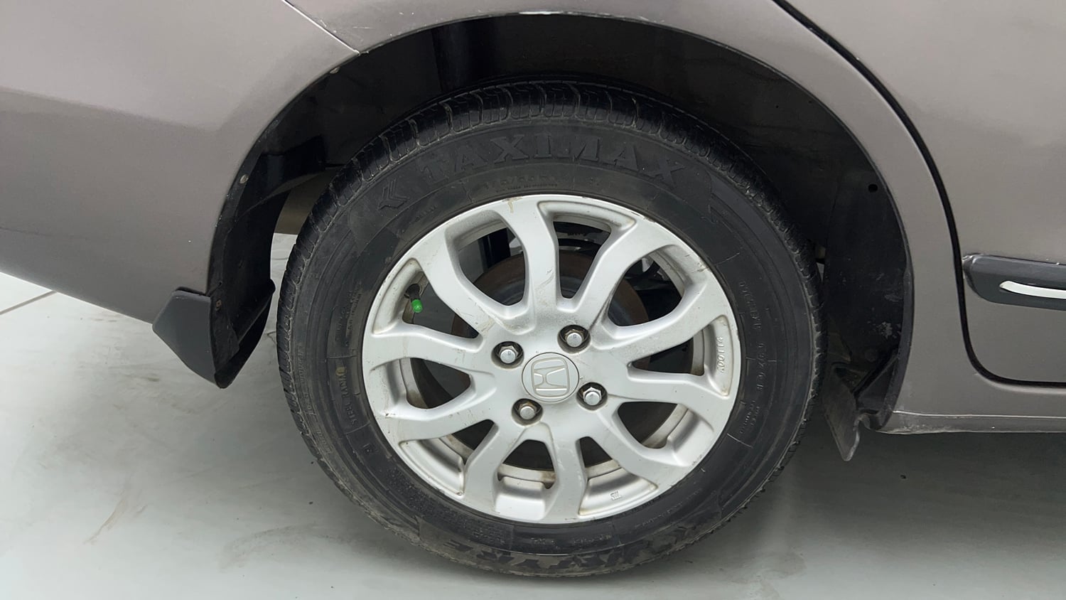 Used 2014 Honda Amaze 1.2 VX AT i-VTEC Petrol Automatic tyres RIGHT REAR TYRE RIM VIEW