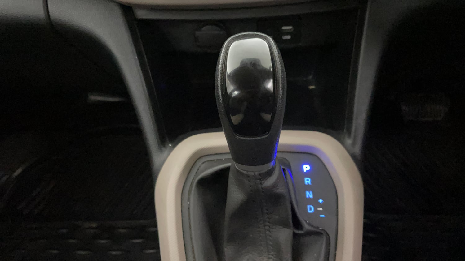 Used 2019 Hyundai Grand i10 Sportz AT 1.2 Kappa VTVT Petrol Automatic interior GEAR  KNOB VIEW