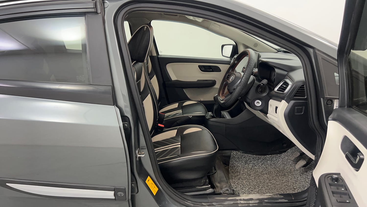 Used 2023 Tata Altroz XM Plus Petrol Petrol Manual interior RIGHT SIDE FRONT DOOR CABIN VIEW