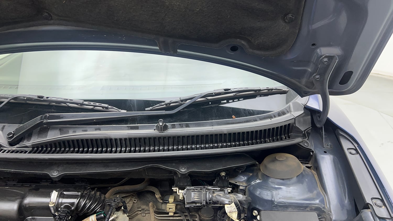 Used 2021 Maruti Suzuki Baleno Zeta Petrol Manual engine ENGINE LEFT SIDE HINGE & APRON VIEW