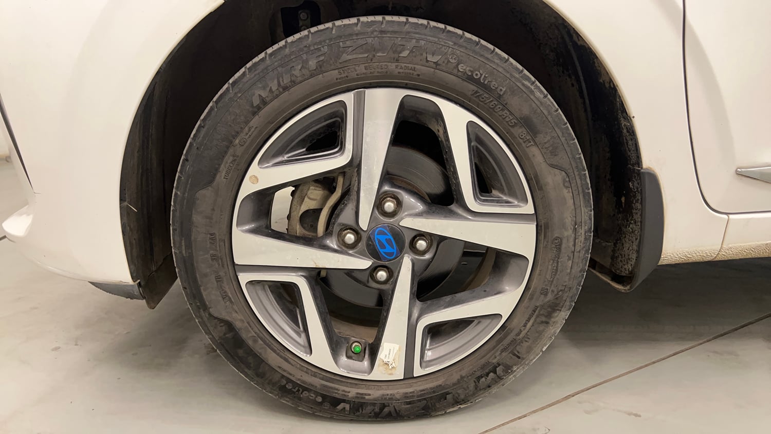 Used 2023 Hyundai Aura SX 1.2 CNG Cng Manual tyres LEFT FRONT TYRE RIM VIEW