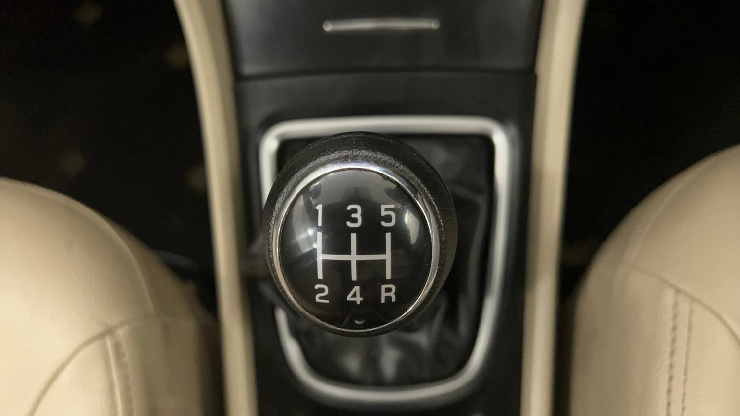 Used 2015 Maruti Suzuki Ciaz VXi+ Petrol Manual interior GEAR  KNOB VIEW