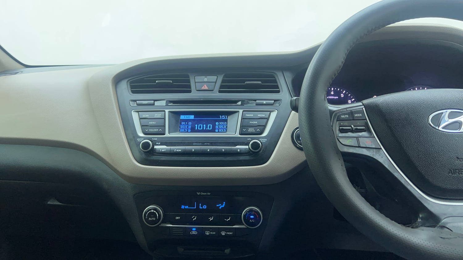 Used 2015 Hyundai Elite i20 Asta 1.2 Petrol Manual top_features Integrated (in-dash) music system