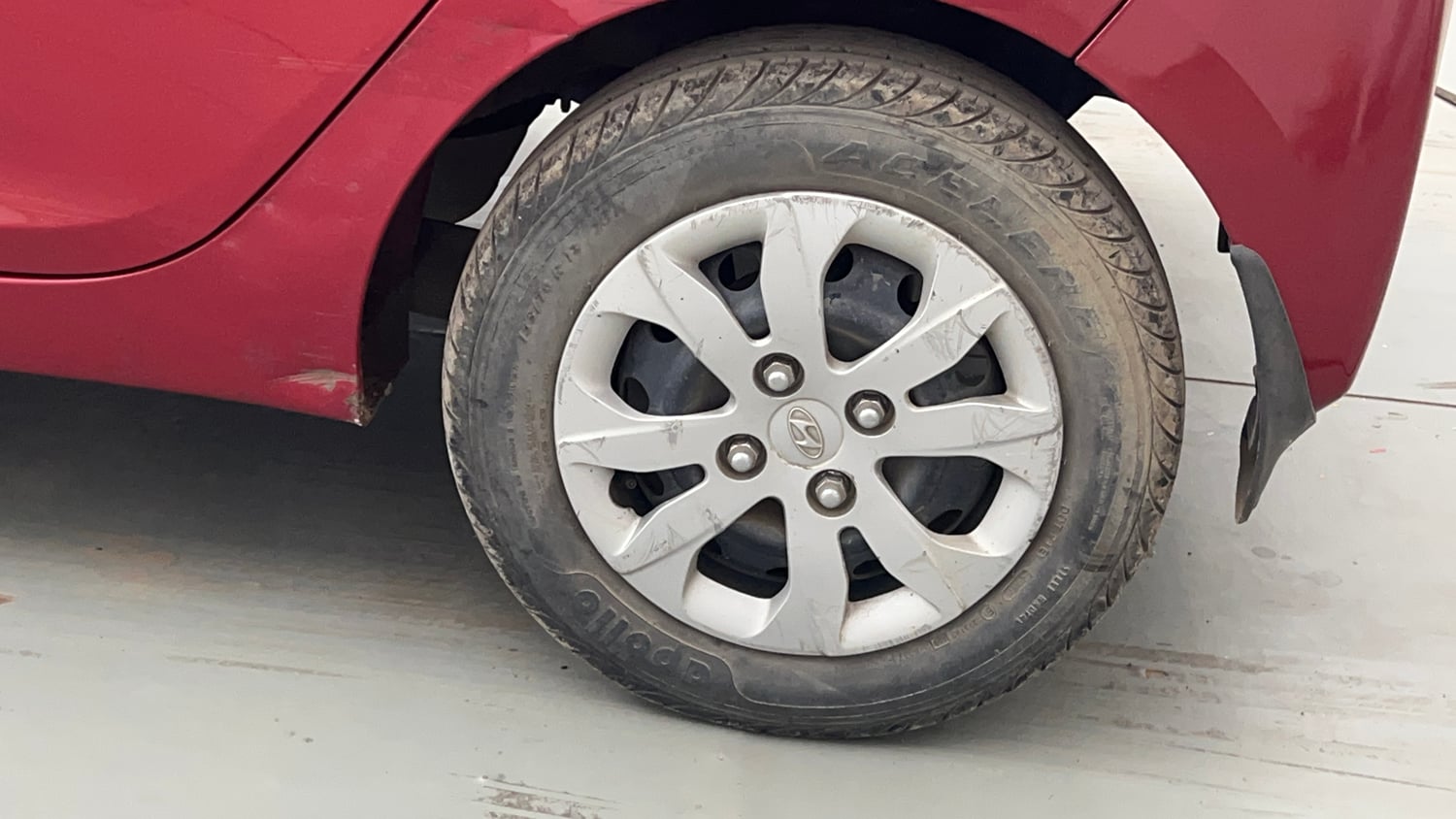 Used 2015 Hyundai Eon Magna O Petrol Manual tyres LEFT REAR TYRE RIM VIEW