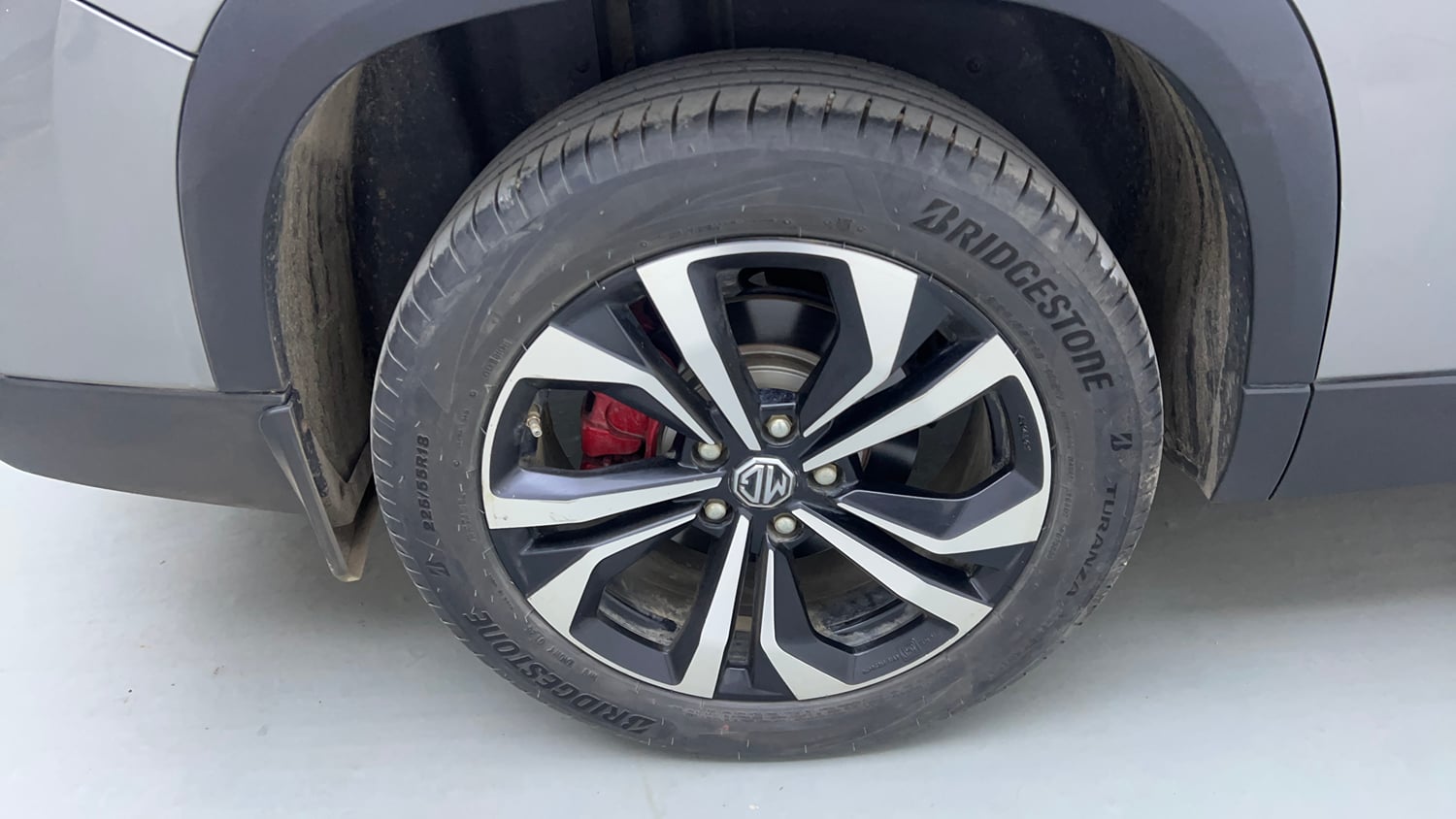 Used 2023 MG Motors Hector Plus Savvy Pro 1.5 Turbo Petrol CVT 7 STR Petrol Automatic tyres RIGHT REAR TYRE RIM VIEW