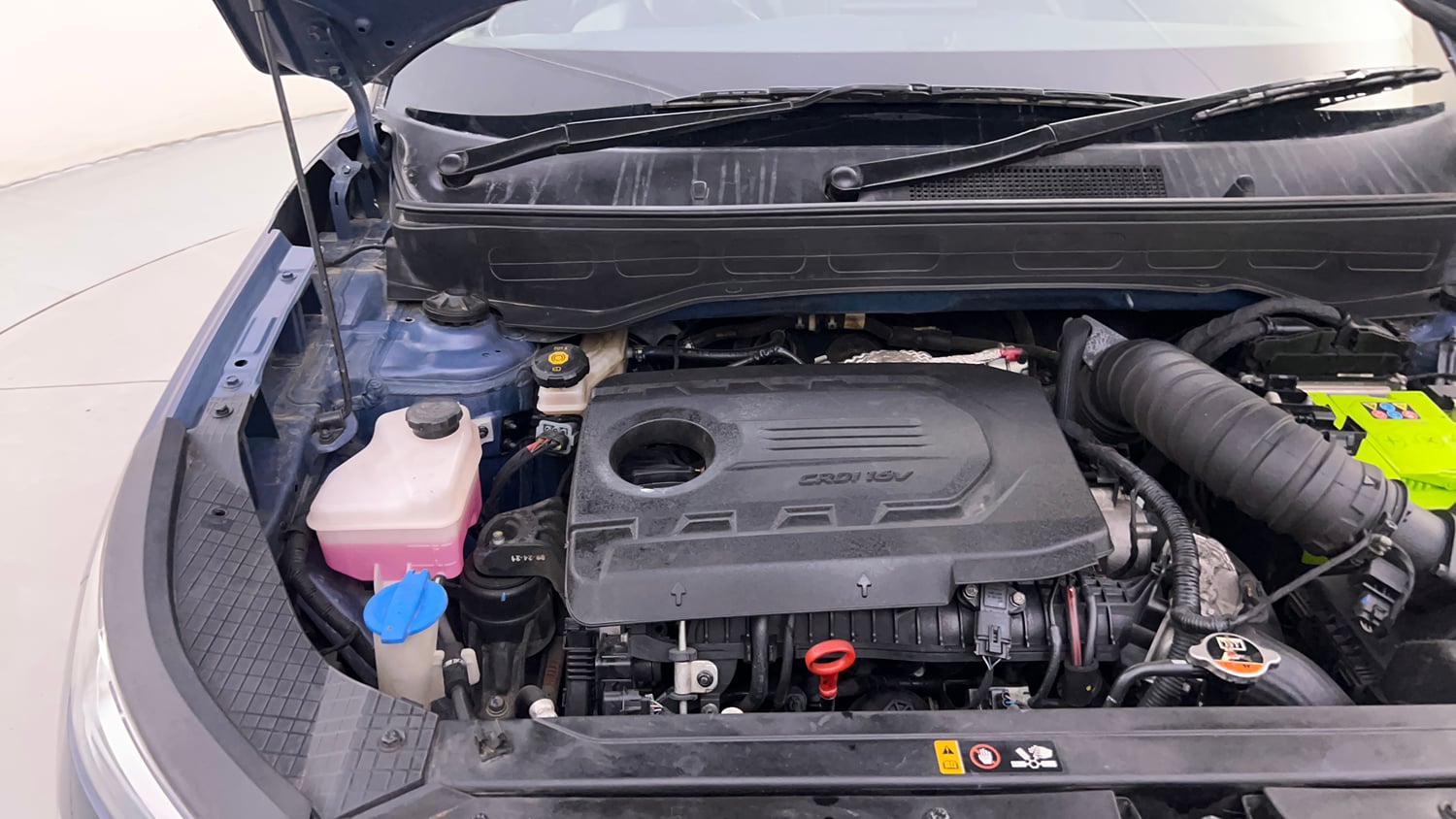 Used 2022 Hyundai Venue SX 1.5 CRDi Diesel Manual engine ENGINE RIGHT SIDE HINGE & APRON VIEW