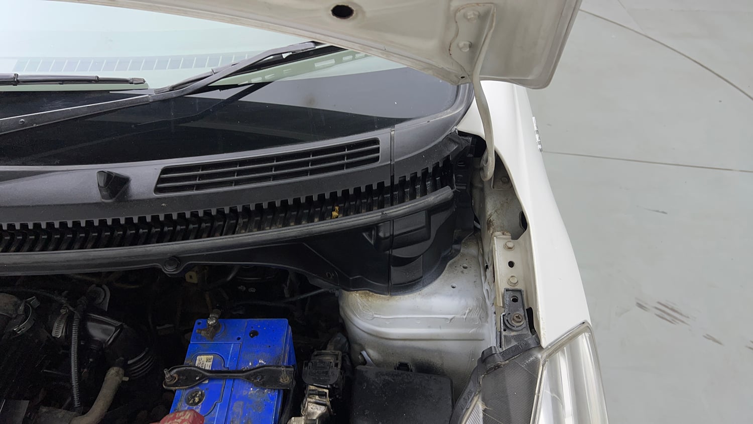 Used 2013 Maruti Suzuki Ertiga Vxi Petrol Manual engine ENGINE LEFT SIDE HINGE & APRON VIEW