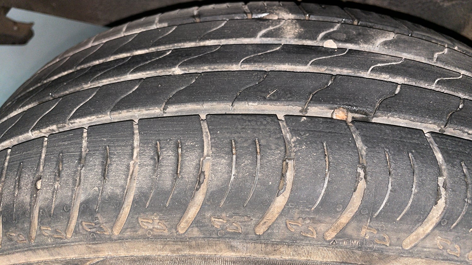 Used 2024 Renault Kiger RXZ MT Petrol Manual tyres RIGHT REAR TYRE TREAD VIEW