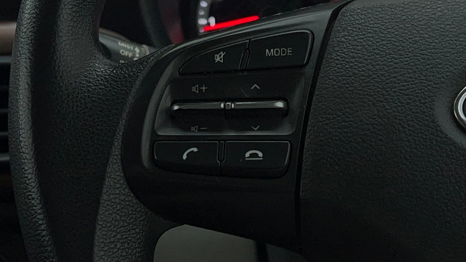 Used 2021 Hyundai Aura S 1.2 CNG Cng Manual top_features Steering mounted controls