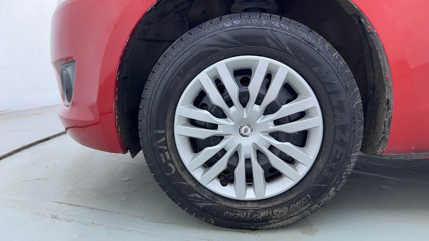 Used 2012 Maruti Suzuki Swift VXi Petrol Manual tyres LEFT FRONT TYRE RIM VIEW