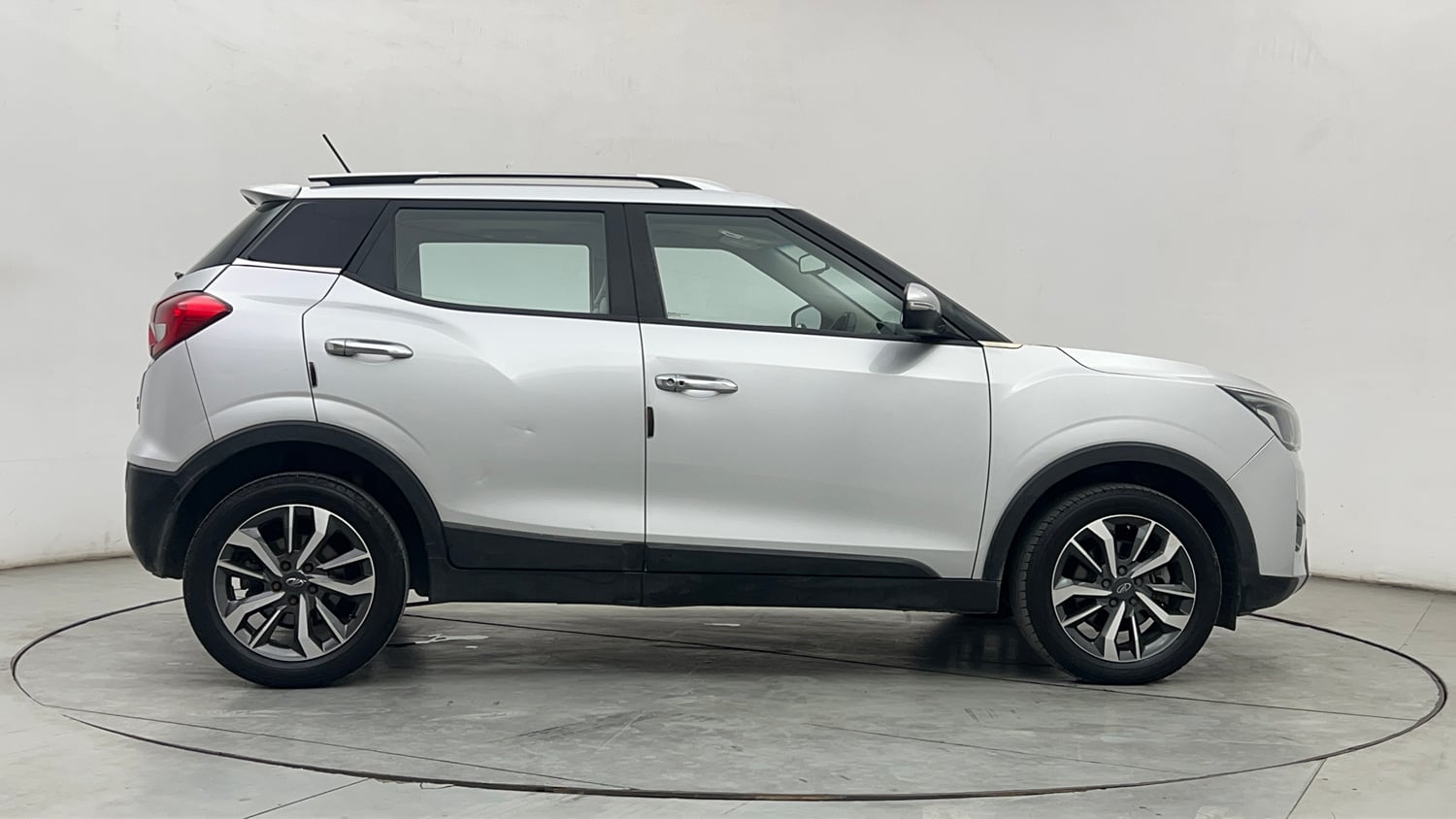 Used 2019 Mahindra XUV 300 1.2 W8 (O) Petrol Manual exterior RIGHT SIDE VIEW