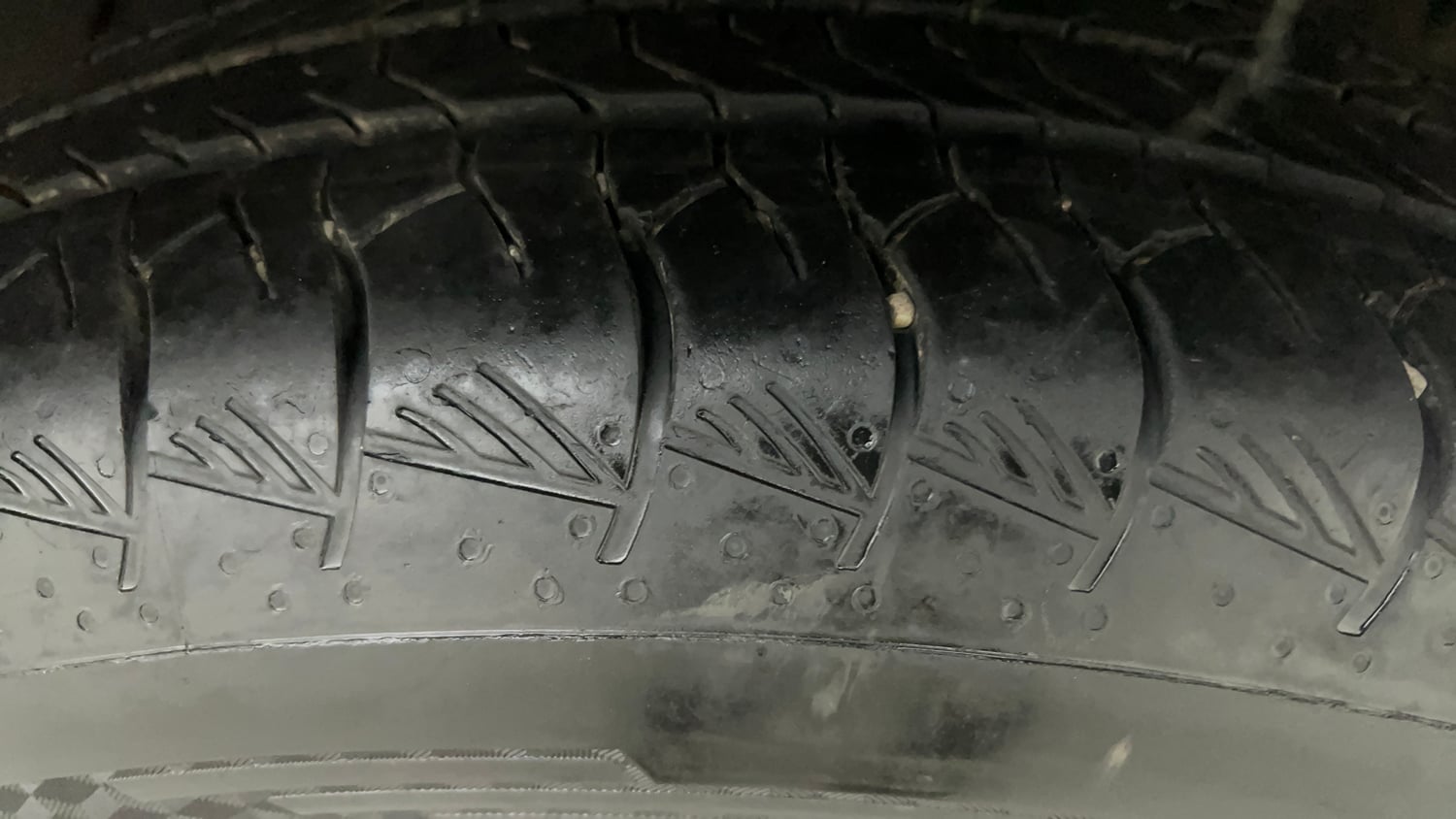 Used 2019 Mahindra XUV 300 1.2 W8 (O) Petrol Manual tyres RIGHT FRONT TYRE TREAD VIEW
