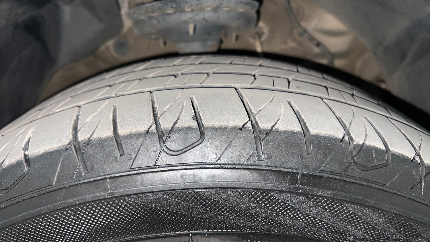 Used 2019 Mahindra XUV 300 1.2 W8 (O) Petrol Manual tyres RIGHT FRONT TYRE TREAD VIEW