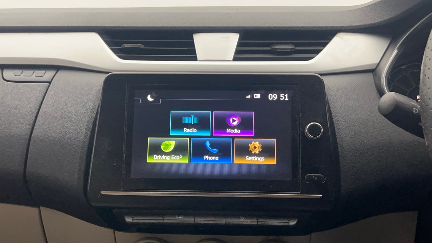 Used 2020 Renault Triber RXZ Petrol Manual top_features Touch screen infotainment system