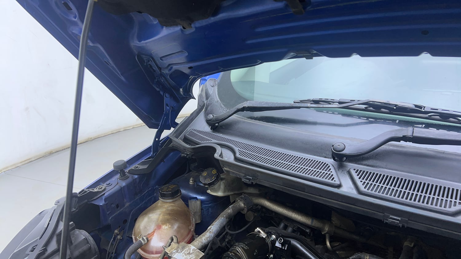 Used 2018 Ford EcoSport Trend + 1.5L TDCi Diesel Manual engine ENGINE RIGHT SIDE HINGE & APRON VIEW