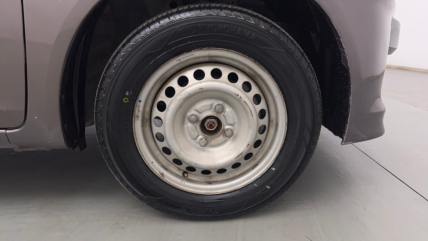 Used 2013 Honda Brio E MT Petrol Manual tyres RIGHT FRONT TYRE RIM VIEW
