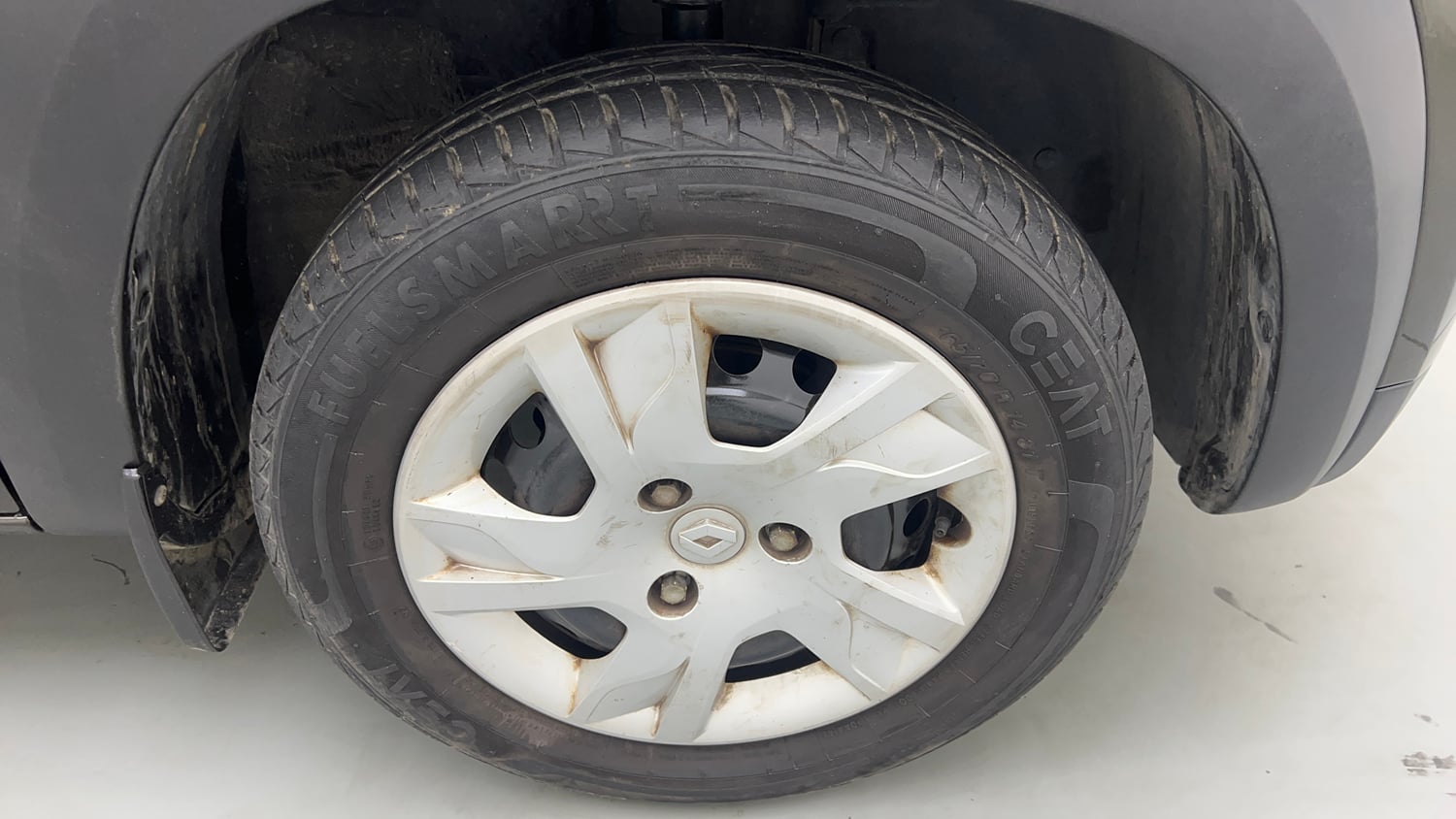 Used 2023 Renault Kwid RXT 1.0 Petrol Manual tyres RIGHT FRONT TYRE RIM VIEW