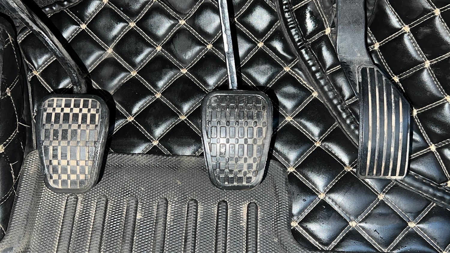 Used 2022 Tata Punch Accomplished Dazzle Pack MT Petrol Manual interior PEDALS VIEW