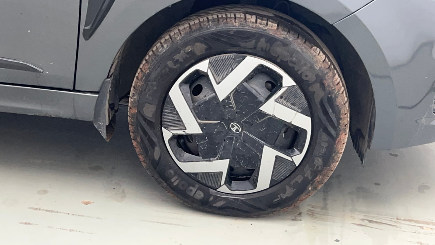 Used 2025 Tata Tiago XM Petrol Manual tyres RIGHT FRONT TYRE RIM VIEW