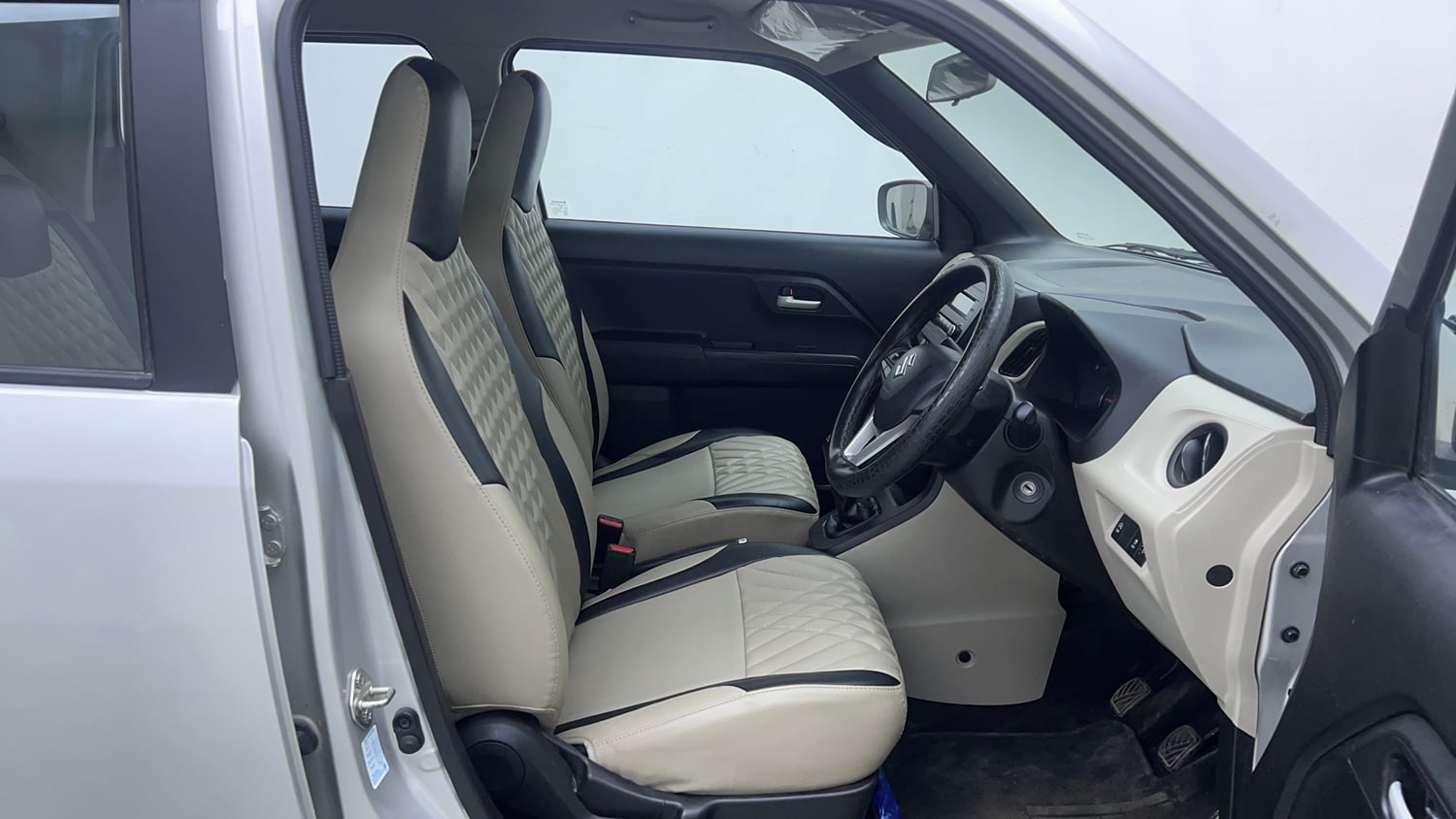 Used 2024 Maruti Suzuki Wagon R ZXI 1.2 Petrol Manual interior RIGHT SIDE FRONT DOOR CABIN VIEW