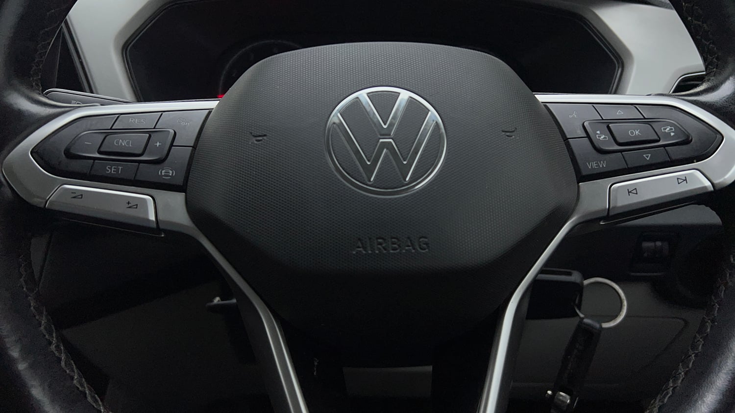 Used 2022 Volkswagen Taigun Highline 1.0 TSI AT Petrol Automatic top_features Airbags