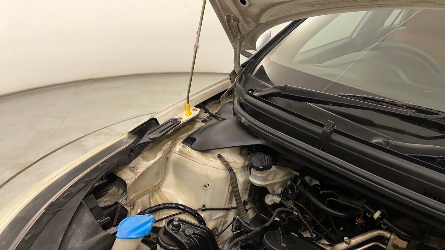 Used 2017 Hyundai Elite i20 Asta 1.2 Dual Tone Petrol Manual engine ENGINE RIGHT SIDE HINGE & APRON VIEW