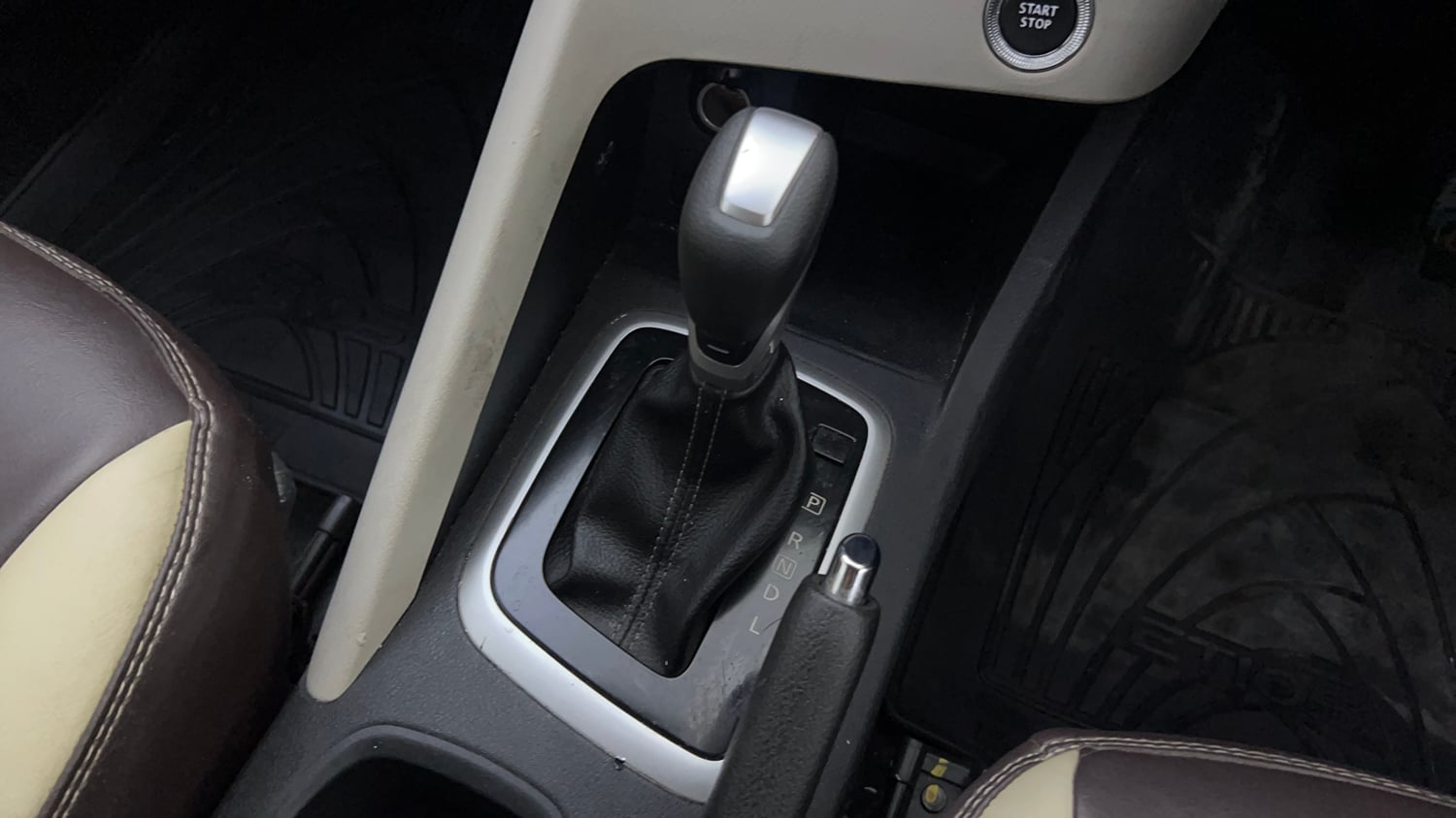 Used 2022 Nissan Magnite XV Turbo CVT Dual Tone Petrol Automatic interior GEAR  KNOB VIEW