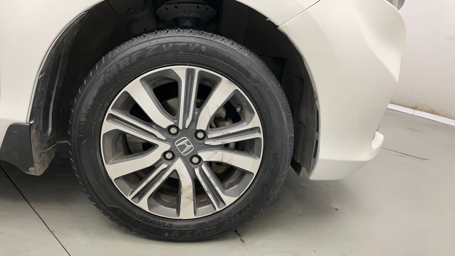 Used 2023 Honda Amaze VX 1.2 Petrol CVT Petrol Automatic tyres RIGHT FRONT TYRE RIM VIEW