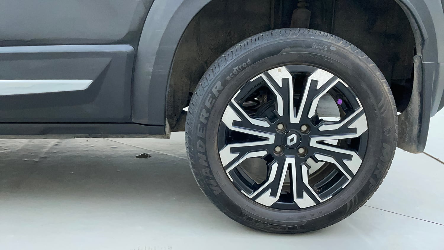 Used 2024 Renault Kiger RXZ MT Petrol Manual tyres LEFT REAR TYRE RIM VIEW