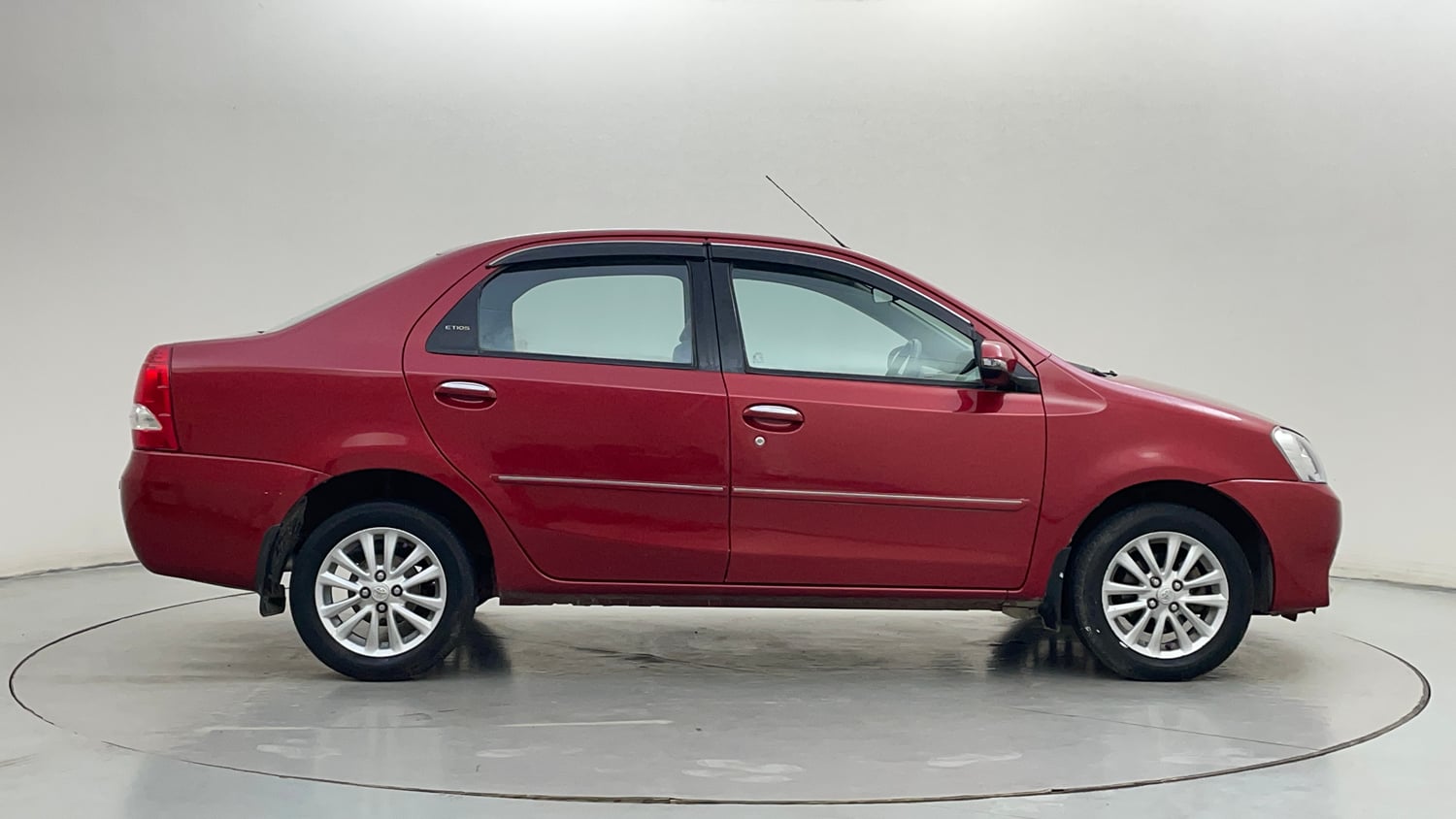 Used 2013 Toyota Etios V Petrol Manual exterior RIGHT SIDE VIEW