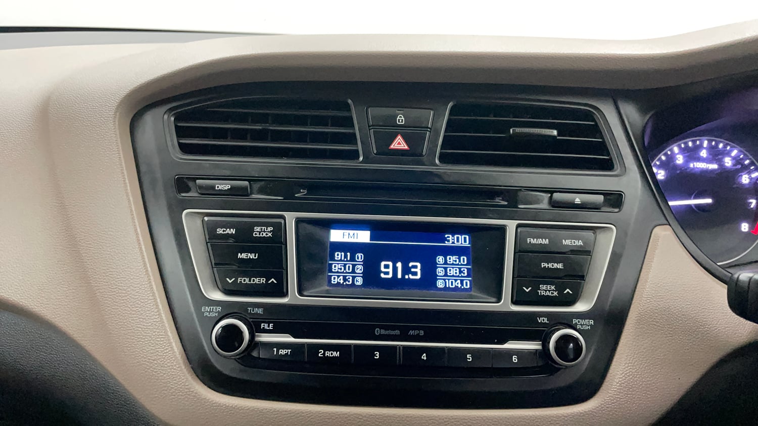 Used 2015 Hyundai Elite i20 Sportz 1.2 Petrol Manual top_features Integrated (in-dash) music system