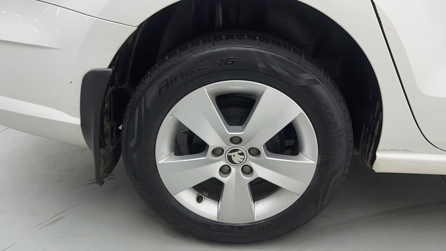 Used 2019 Skoda Rapid Ambition 1.6 MPI Petrol Manual tyres RIGHT REAR TYRE RIM VIEW