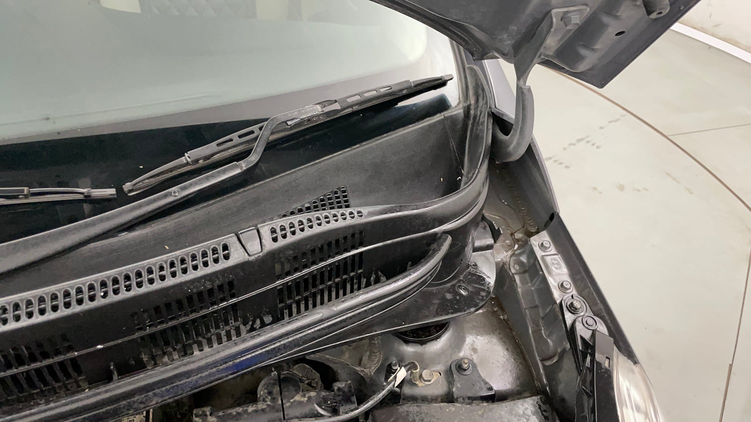 Used 2019 Hyundai Grand i10 Sportz AT 1.2 Kappa VTVT Petrol Automatic engine ENGINE LEFT SIDE HINGE & APRON VIEW